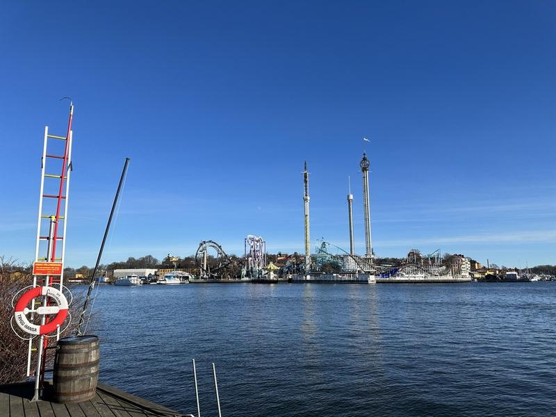 Wahana roller coaster