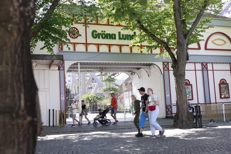 Wahana roller coaster