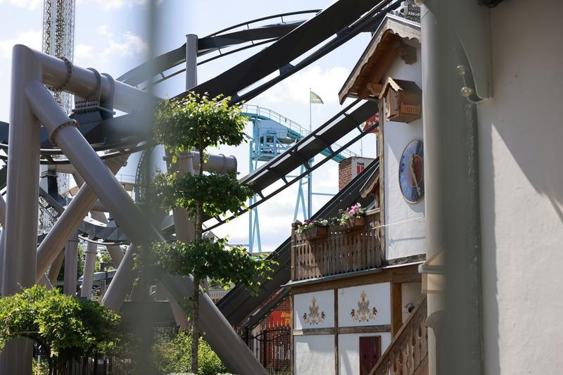 Wahana roller coaster