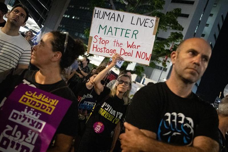 Orang-orang berpartisipasi dalam aksi unjuk rasa di Tel Aviv, Israel, pada 18 Mei 2024, yang menyerukan agar gencatan senjata di Gaza dan pembebasan sandera segera dilakukan. (Xinhua/Chen Junqing)