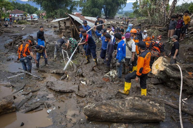 Banjir lahar dingin menghancurkan