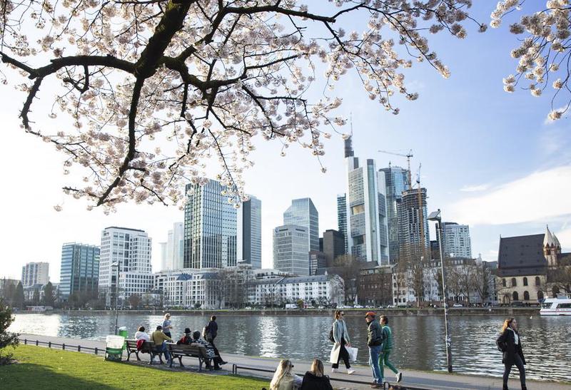 ekspektasi ekspor di antara