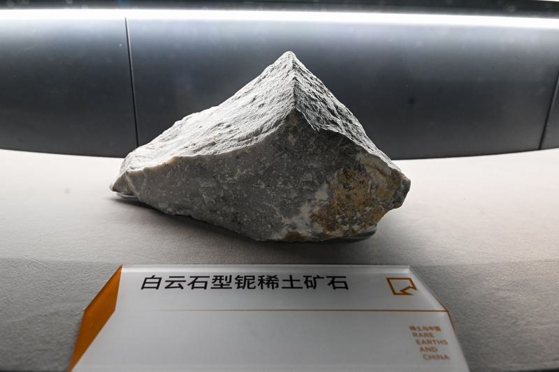 Huanghoite-(Nd) adalah mineral