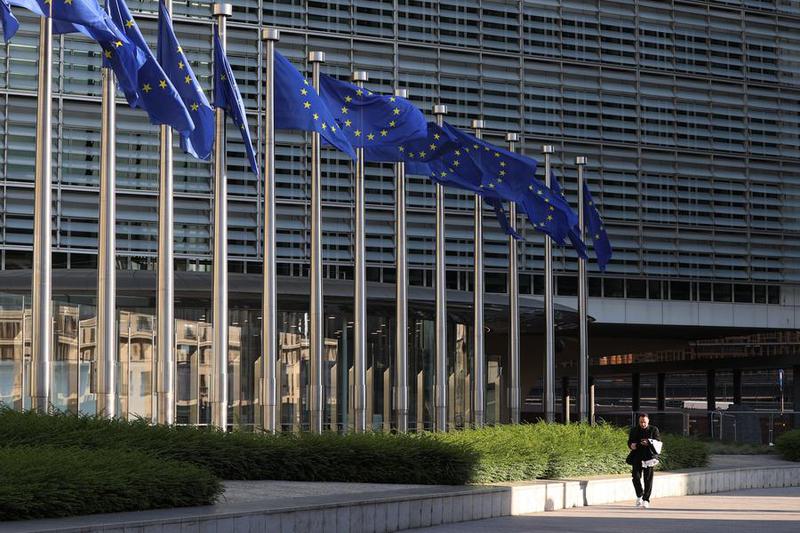 sebagian besar impor UE