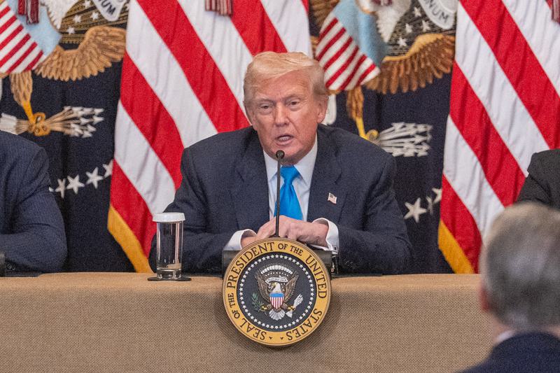 Trump menandatangani perintah untuk