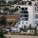 lebih dari 720.000 pemukim