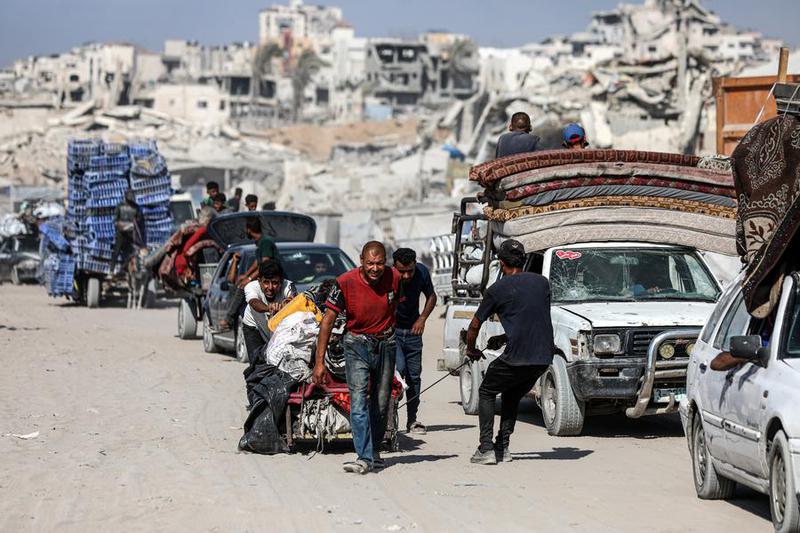 warga Palestina meninggalkan Gaza