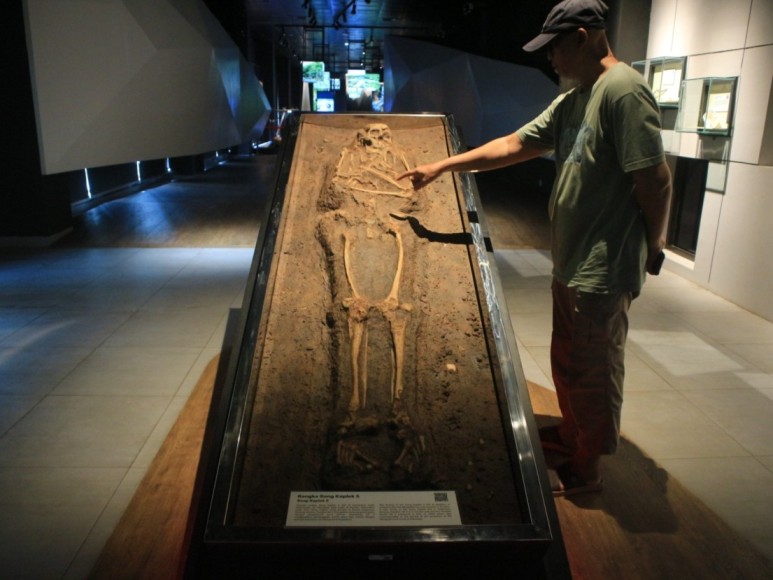 Austronesia adalah jaringan identitas