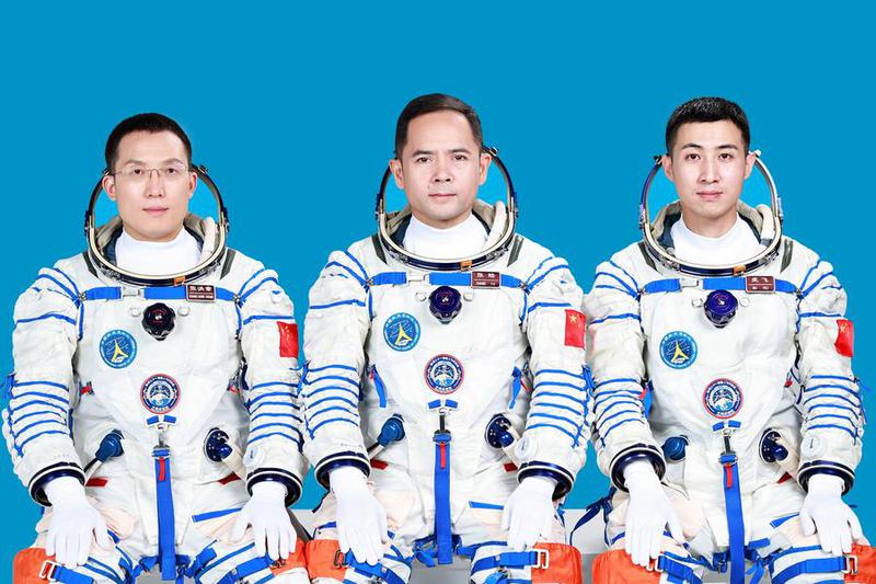 Para awak Shenzhou-21