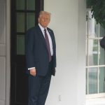 Trump memberlakukan tarif 10