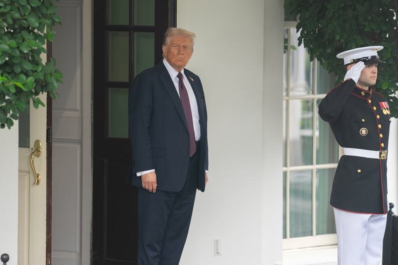 Trump memberlakukan tarif 10